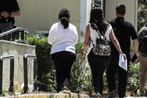 Ποινική δίωξη στη δημοσιογράφο με τα πολυτελή ταξίδια – «φάντασμα» &#8211; Πώς εξαπατούσε τα θύματα